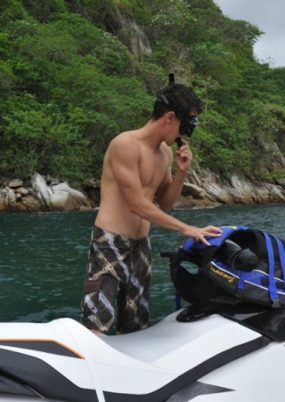 Preparando equipo de snorkel